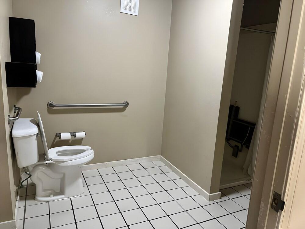 Days Inn & Suites by Wyndham Pine Bluff photo 23