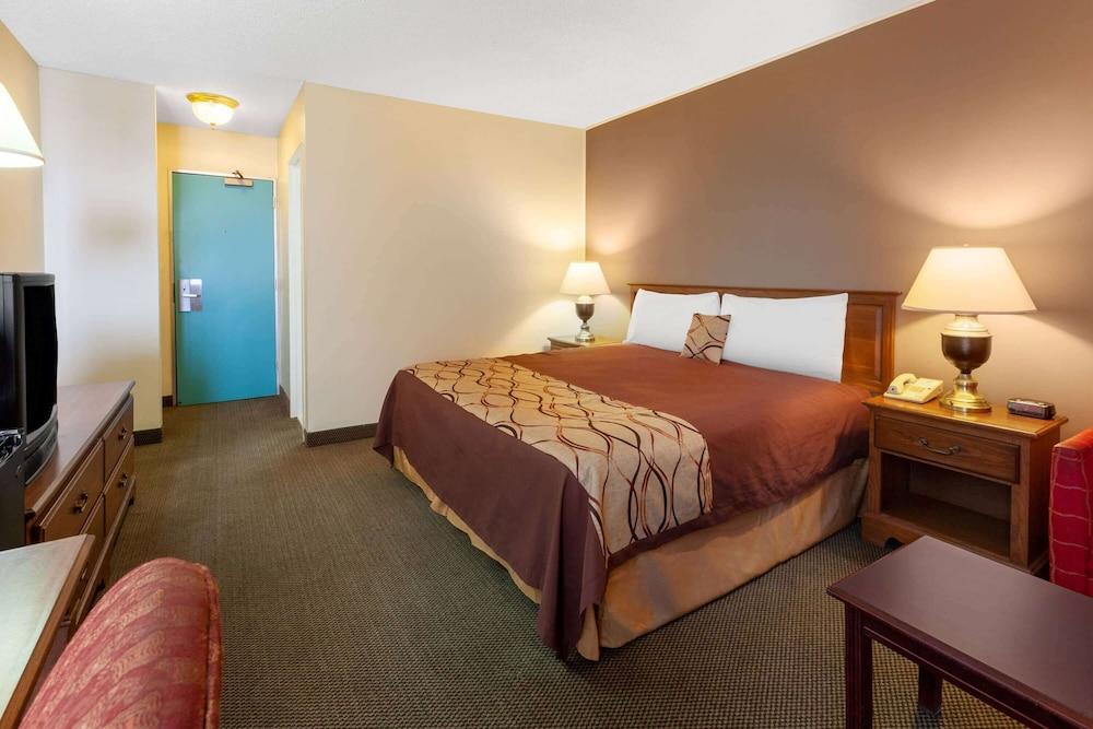 Travelodge by Wyndham Cleveland Airport photo 11