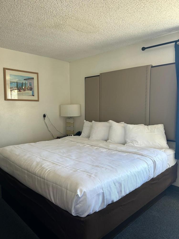 Backcountry Inn Motel photo 5