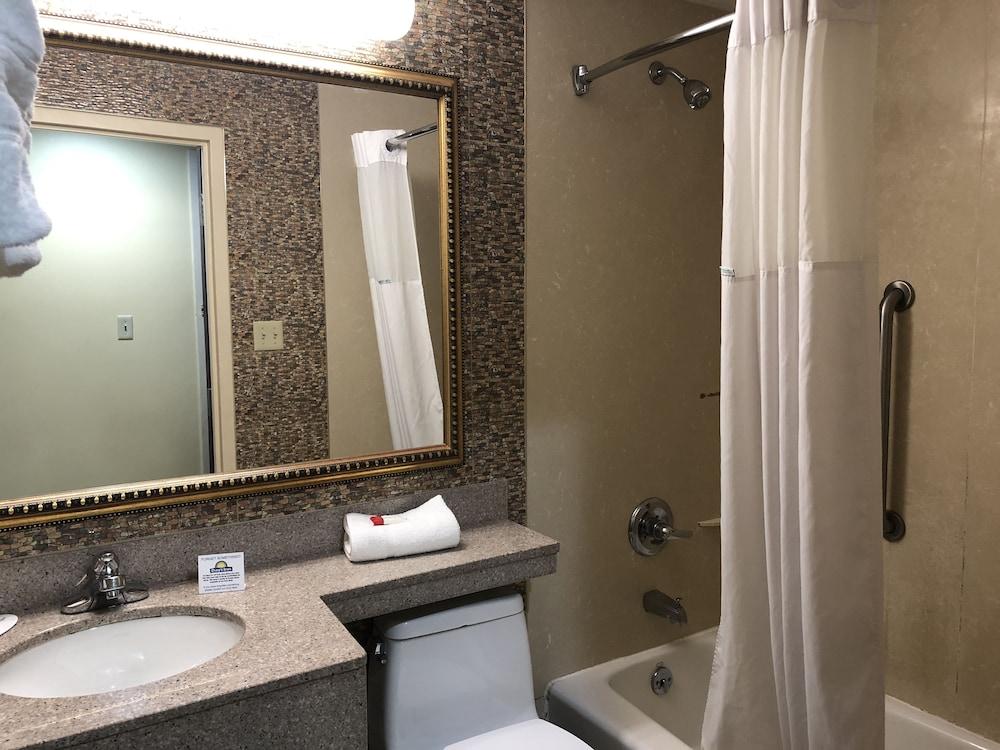 Days Inn by Wyndham Brooklyn photo 24