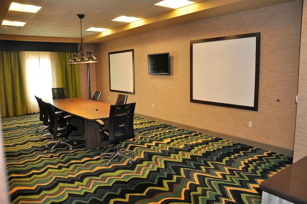 Holiday Inn Express & Suites Perry-National Fairground Area #34 by IHG photo 66