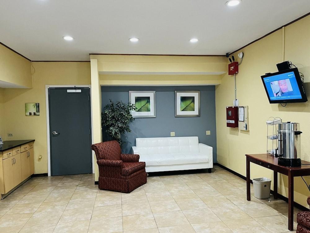 Rodeway Inn Whitehall photo 28