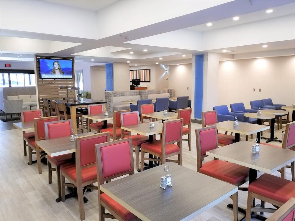 Holiday Inn Express Columbia NE - Fort Jackson by IHG photo 25