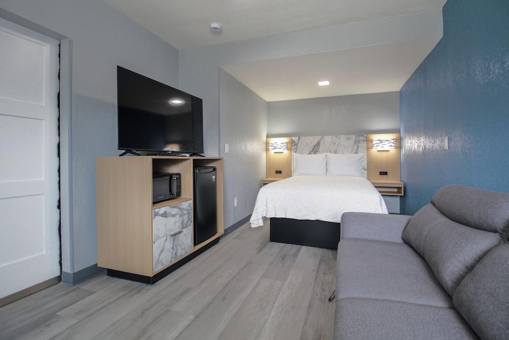 Pacific Inn & Suites photo 5