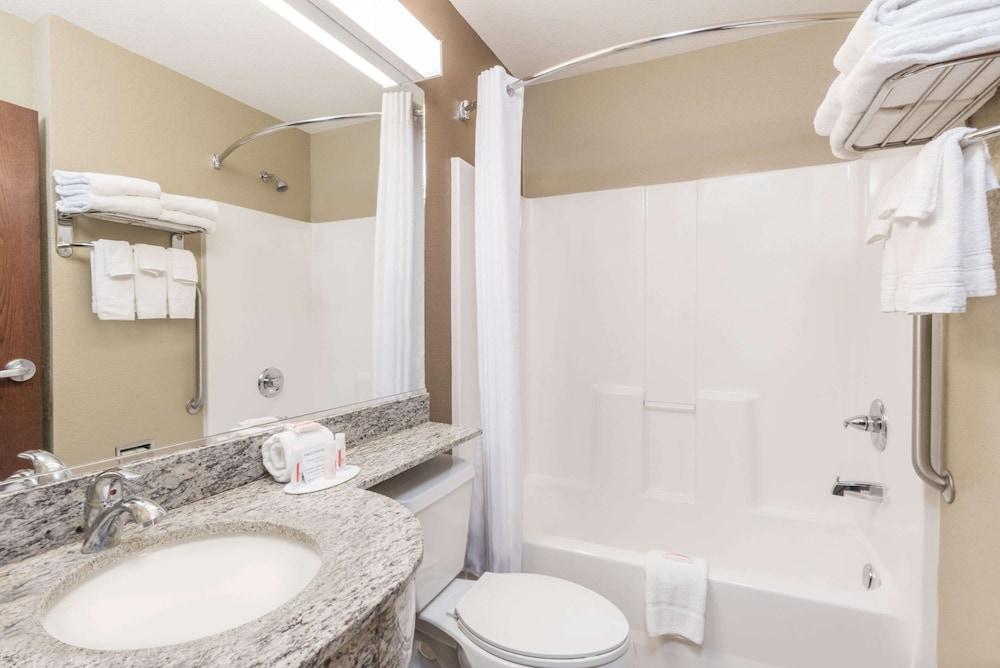 Microtel Inn & Suites by Wyndham Dickinson photo 12