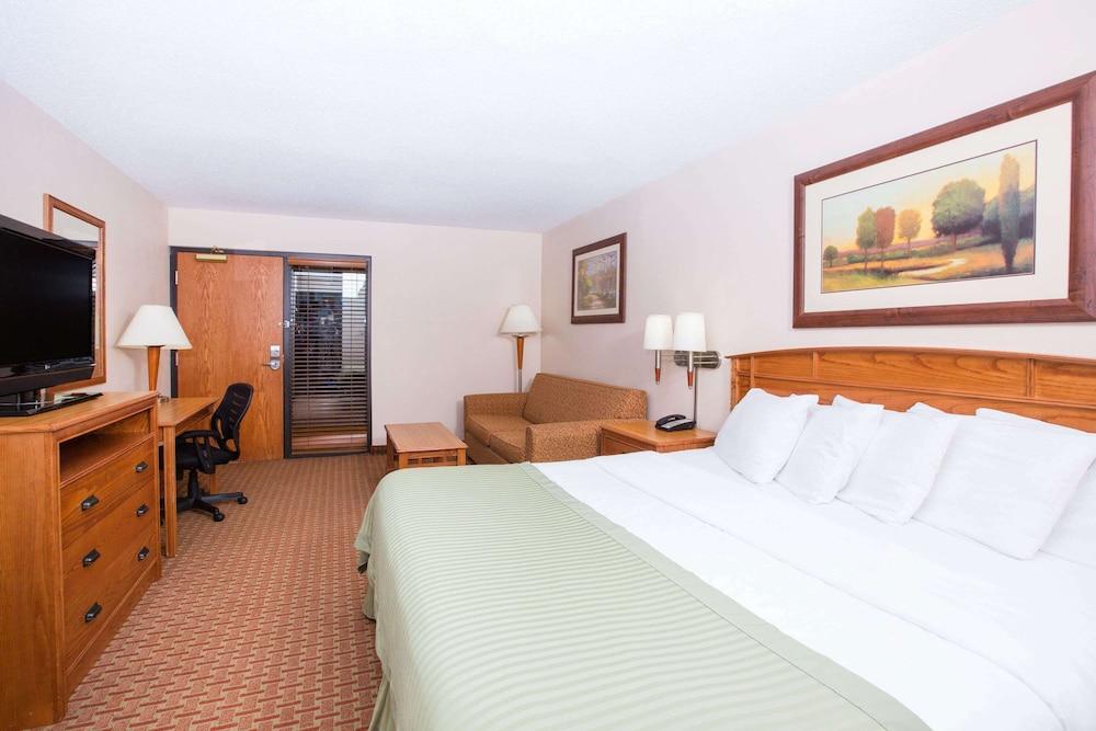Ramada Tropics Resort & Conf Center by Wyndham Des Moines photo 4