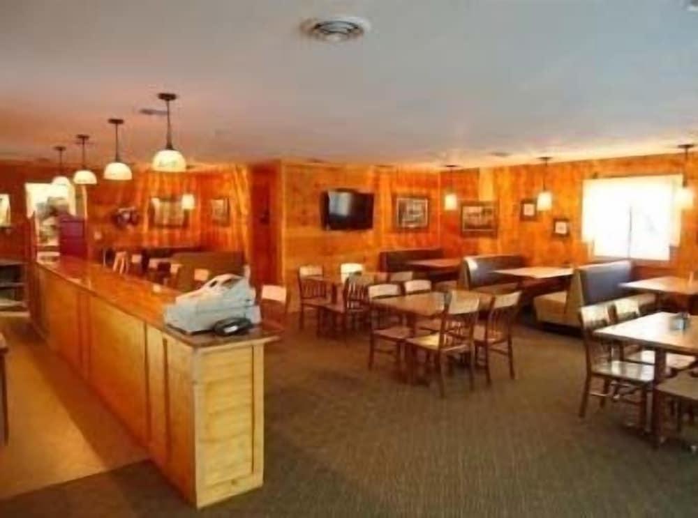 Red Door Resort & Motel photo 7