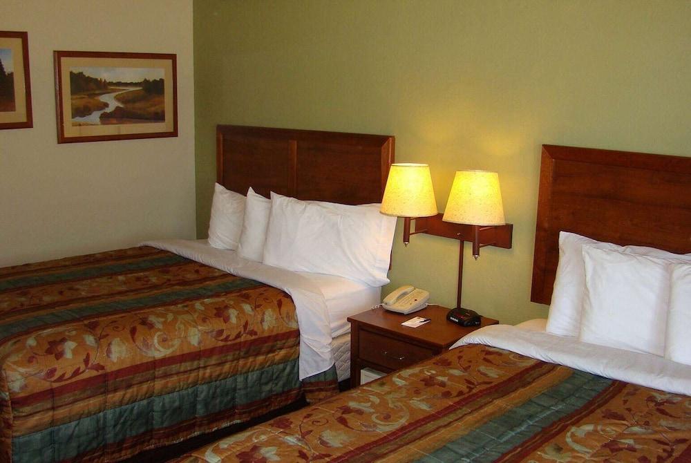 AmericInn by Wyndham Kewanee photo 25