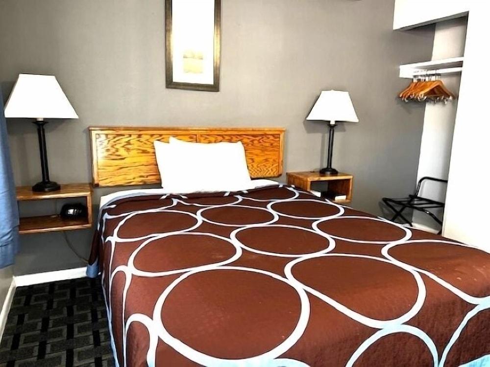 Hawkeye Motel photo 29