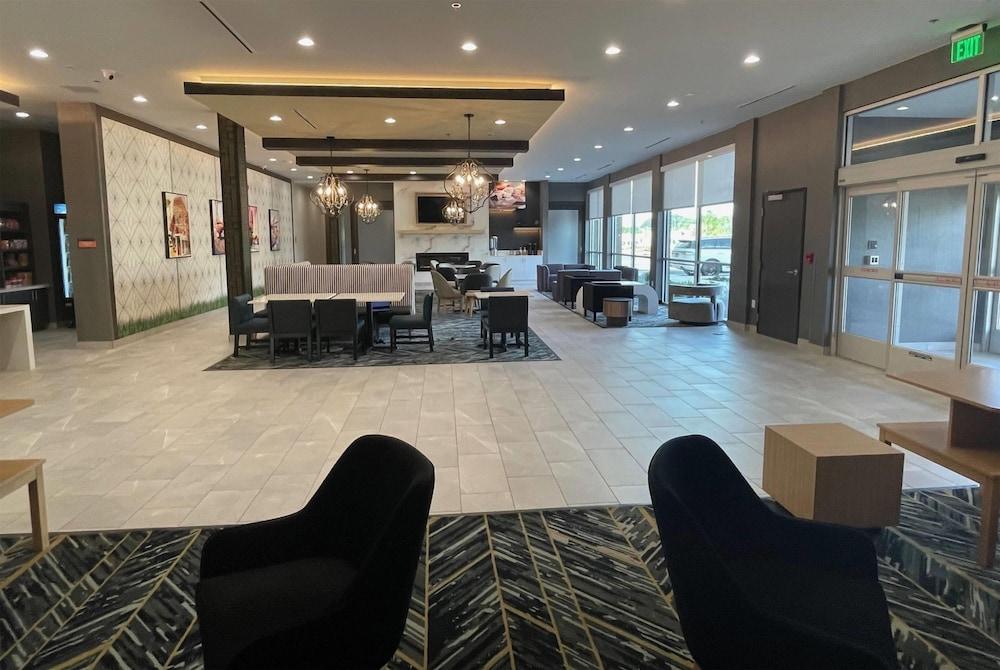 La Quinta Inn & Suites by Wyndham Olive Branch photo 2