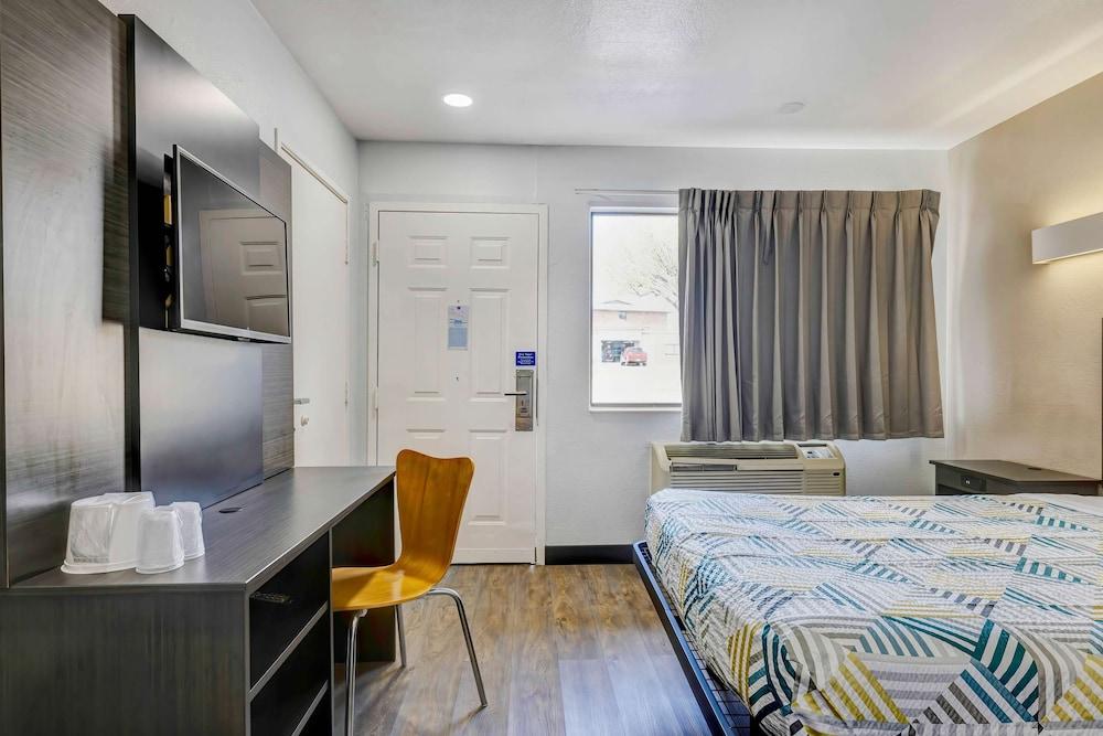 Motel 6 Denton, TX - UNT photo 23