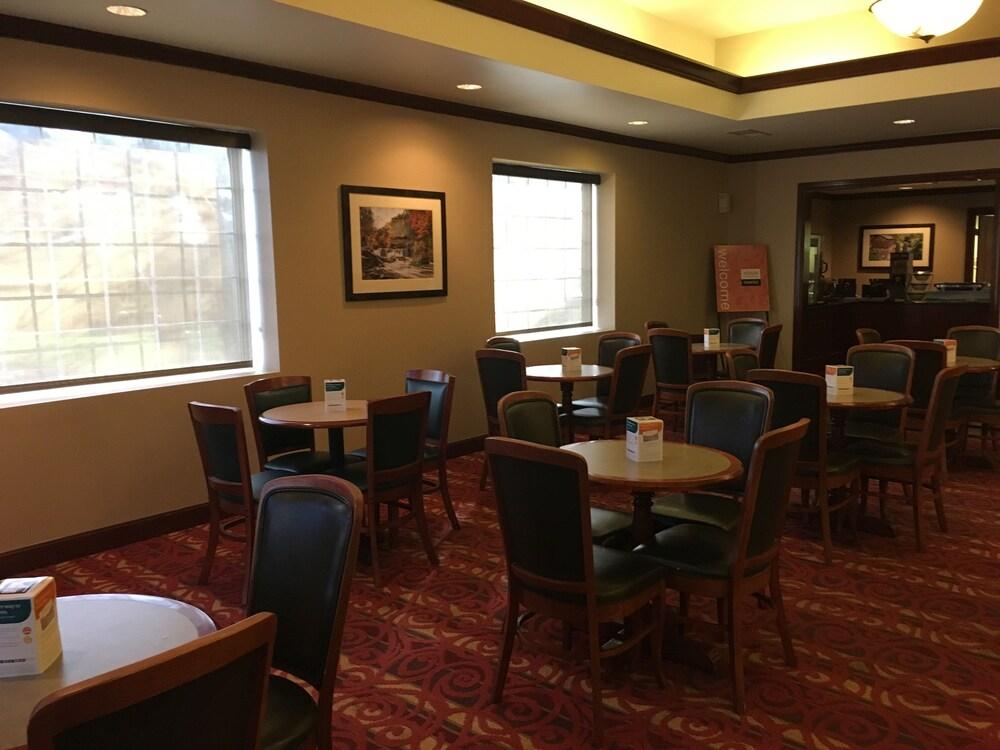 Days Inn by Wyndham Austintown photo 66