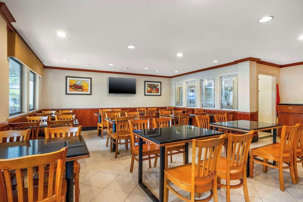 Best Western Plus Orange County Airport North photo 28
