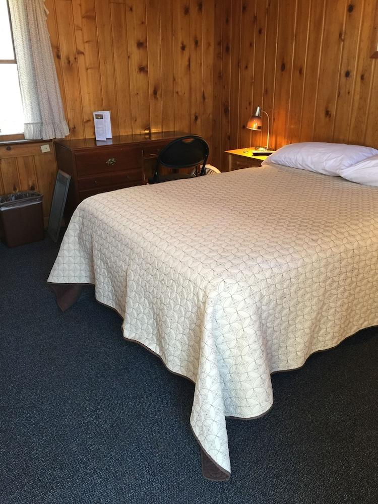 Whistling Swan Motel photo 26