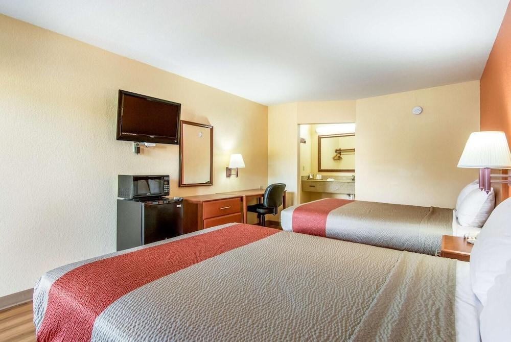 Rodeway Inn & Suites photo 9
