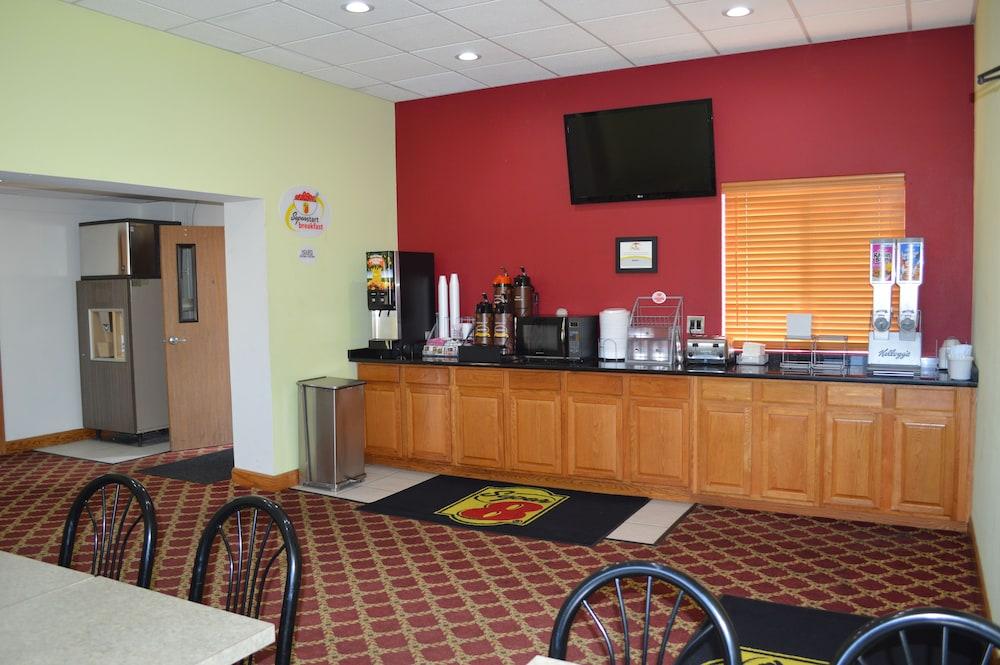 Red Roof Inn Ames photo 19