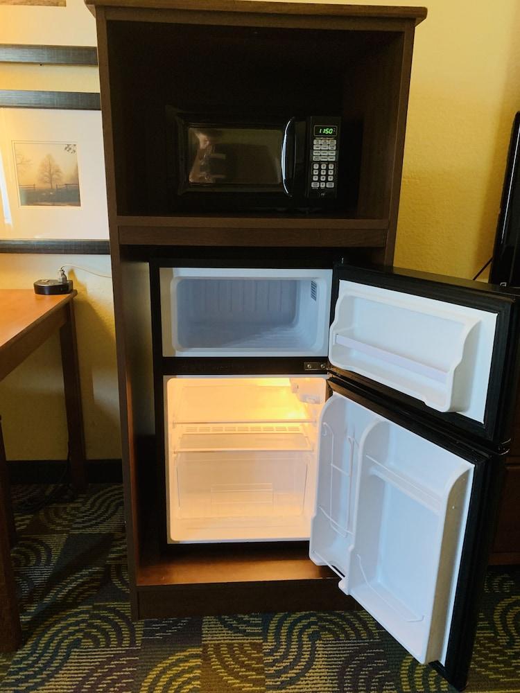 AmericInn by Wyndham Kewanee photo 63