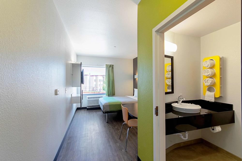 Motel 6 Austin, TX - Airport photo 12