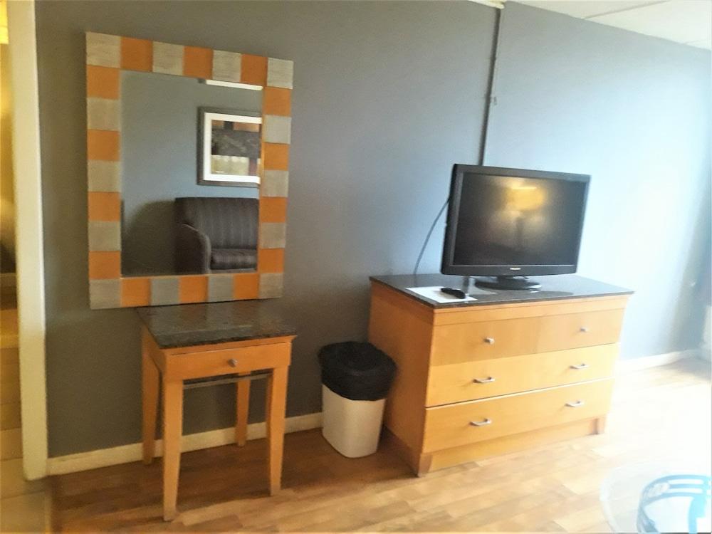 Madison Inn and Suites photo 62