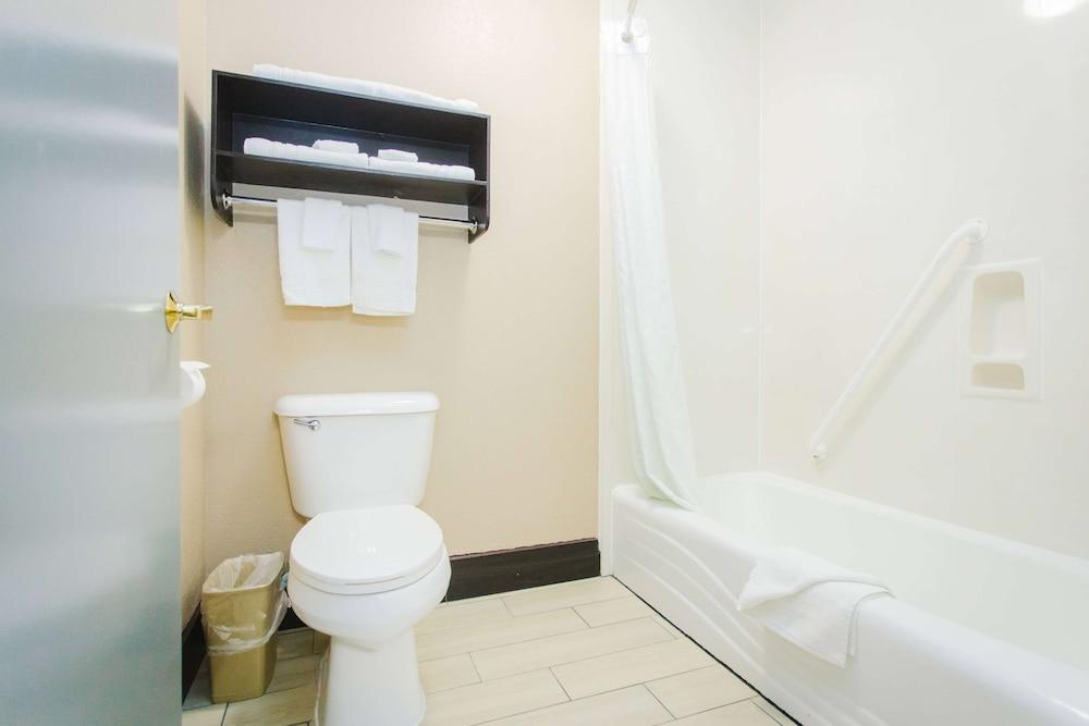 Days Inn by Wyndham Rosenberg photo 19