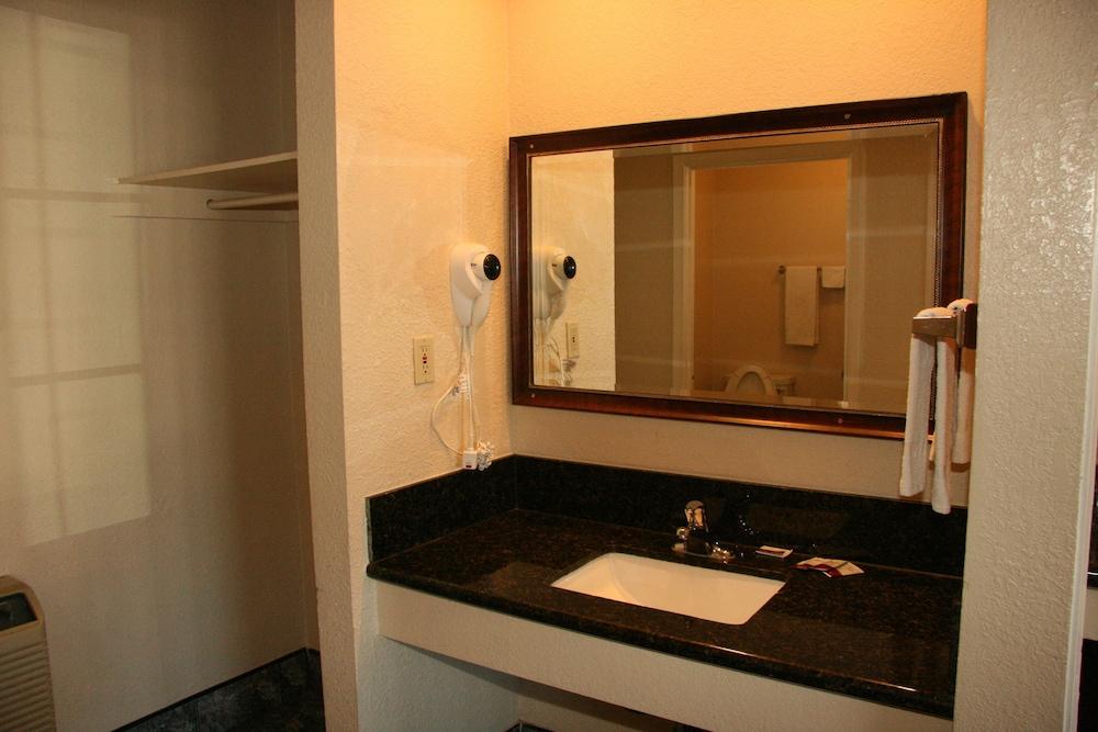 Navajo Lodge photo 9