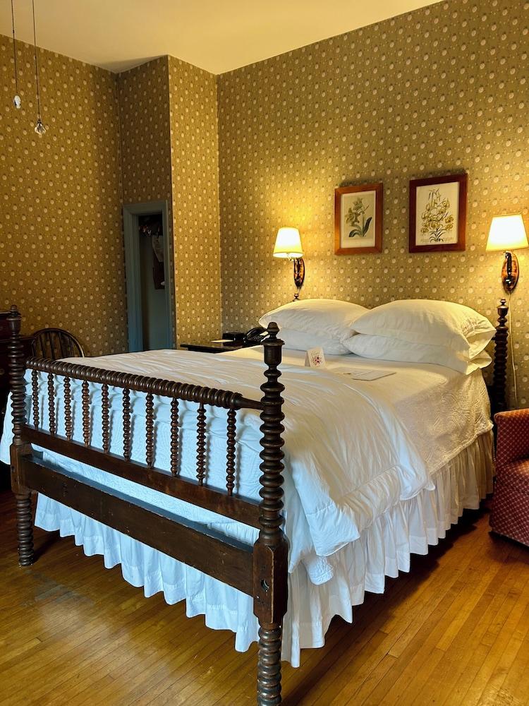 Historic General Lewis Inn photo 14