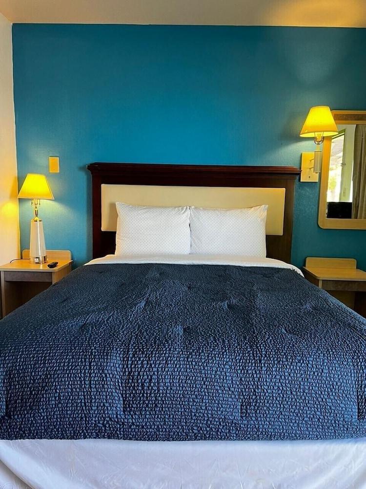 Parkside Inn by PHG - Sweetwater photo 13