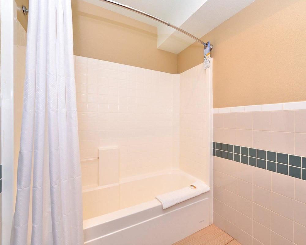 Quality Inn & Suites Tacoma - Seattle photo 12