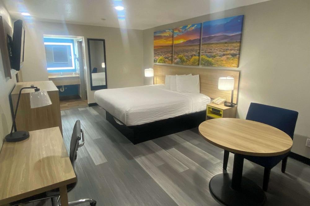 Days Inn by Wyndham El Paso West photo 19