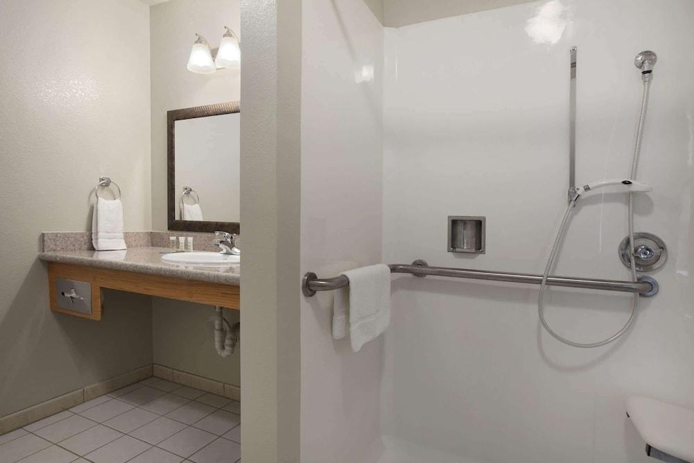 Super 8 by Wyndham Vallejo/Napa Valley photo 27