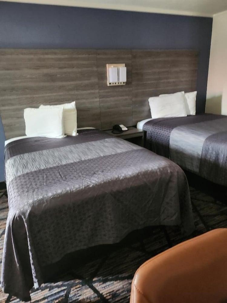 Americas Best Value Inn Forest photo 22