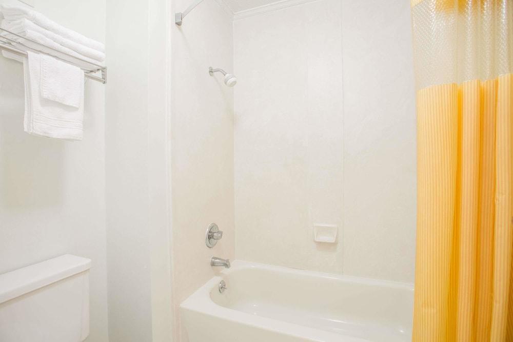 Days Inn by Wyndham Milledgeville photo 12