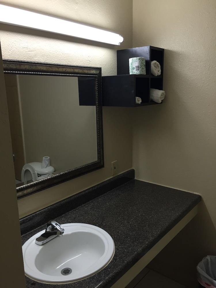 Economy inn photo 7