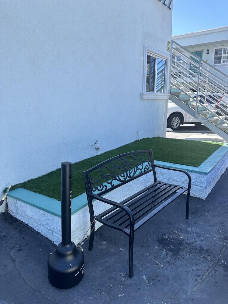 Super 8 by Wyndham Oceanside Downtown photo 96