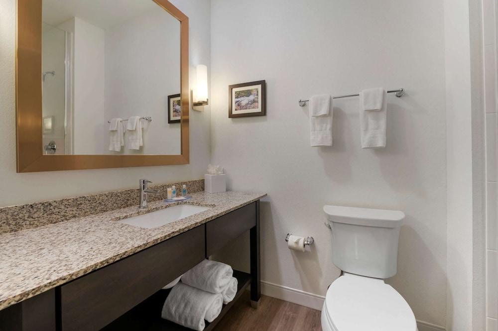 Comfort Suites Cincinnati University - Downtown photo 22