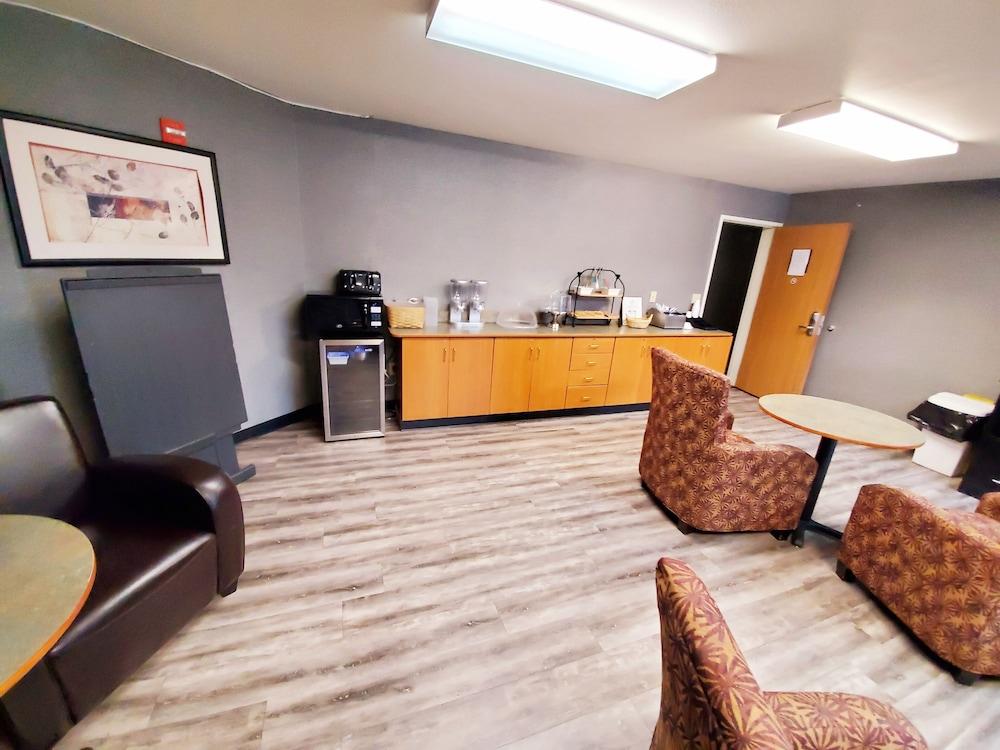 Americas Best Value Inn & Suites Racine photo 38