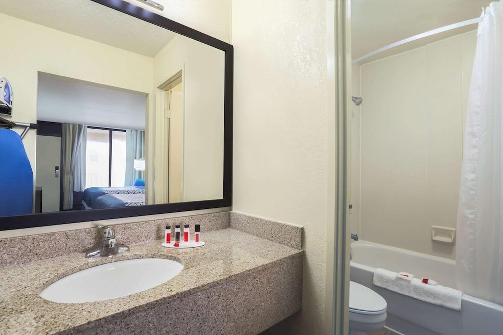 Days Inn by Wyndham Newark Wilmington photo 7