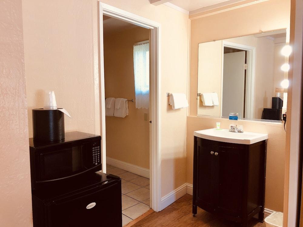 Carmel Resort Inn photo 2