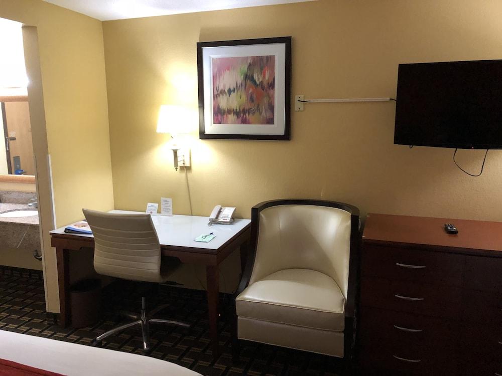 Baymont by Wyndham Springfield IL photo 12