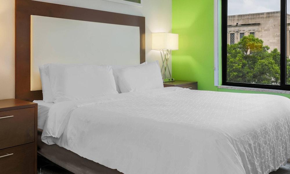 Holiday Inn Express & Suites Fort Worth Downtown by IHG photo 2