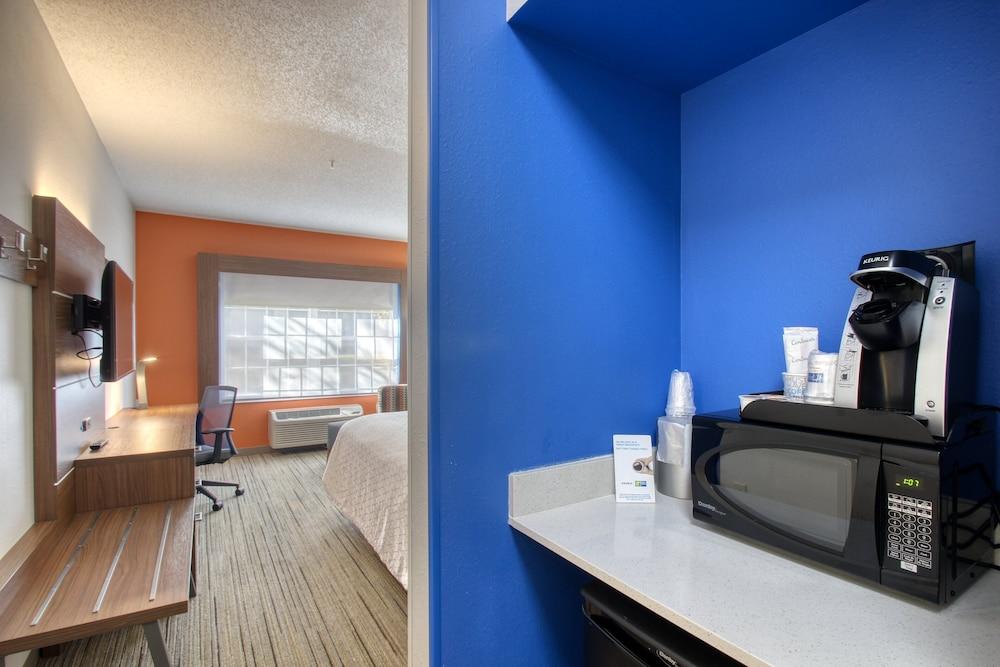 Holiday Inn Express Hotel & Suites Oshkosh by IHG photo 10