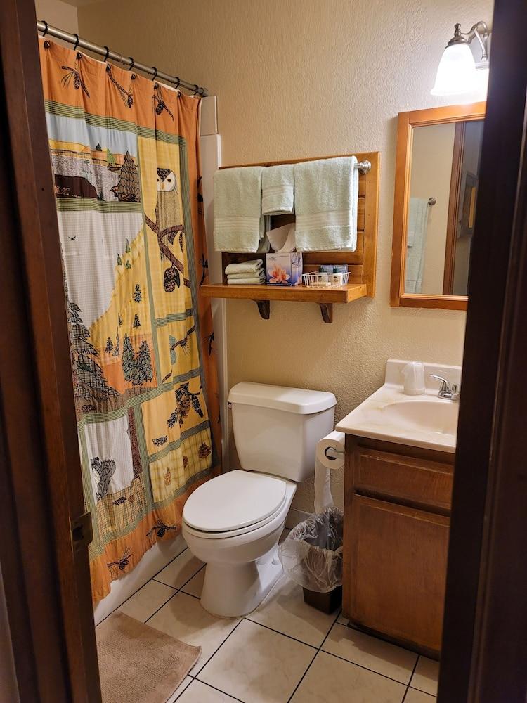 Hillcrest Suites & Cabins photo 8