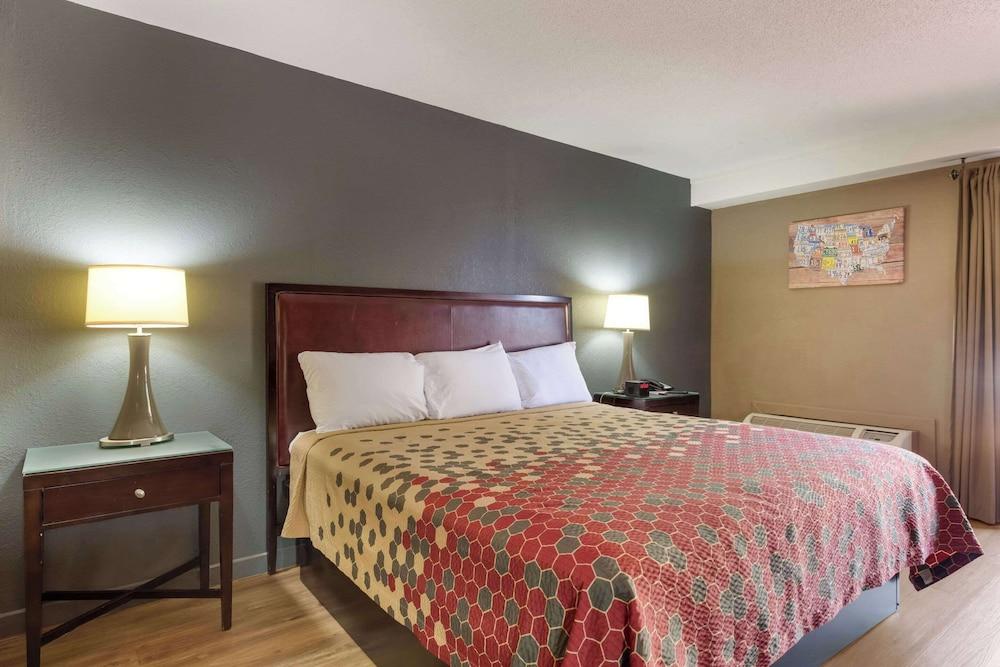 Econo Lodge photo 11