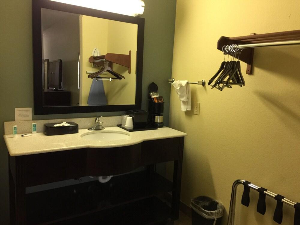 Pearsall Inn & Suites photo 9