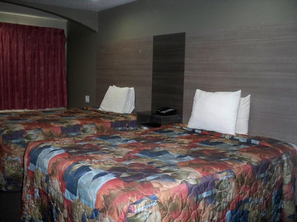 Scottish Inn & Suites photo 19