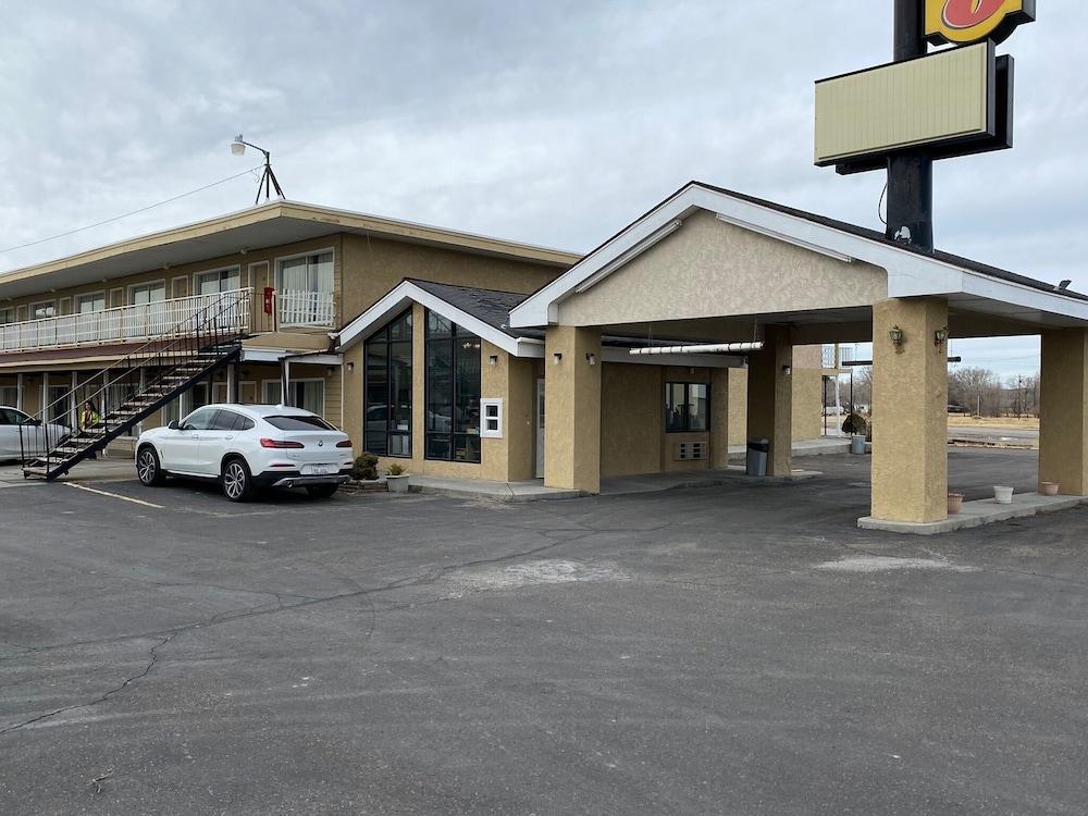Super 8 by Wyndham Wells photo 4