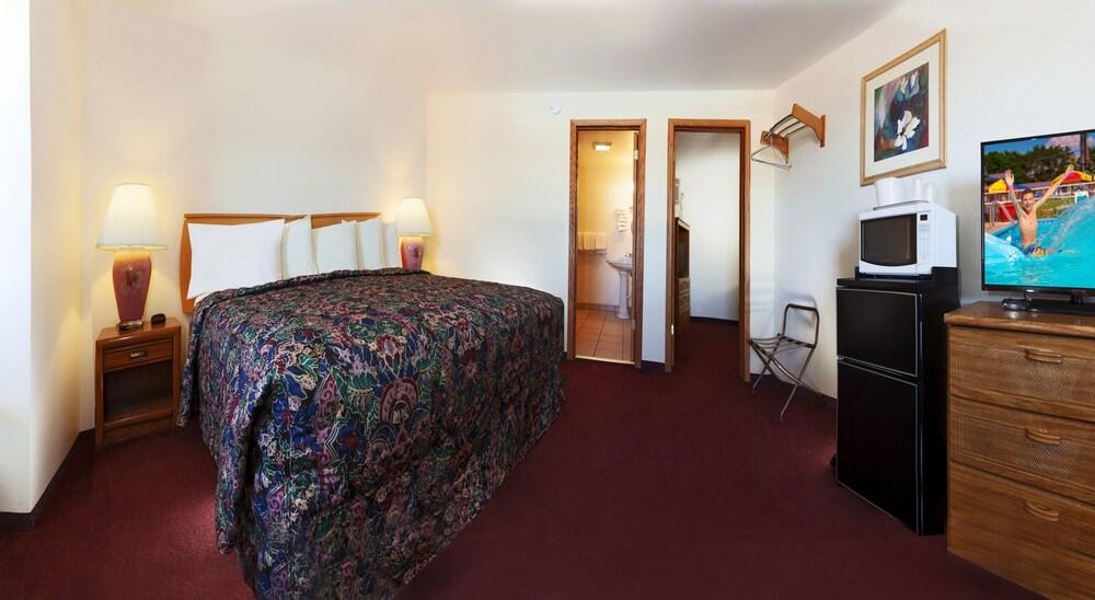 Shamrock Motel photo 28