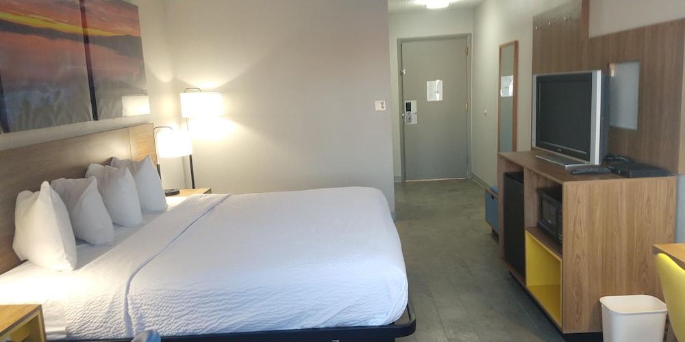 Days Inn by Wyndham Rawlins photo 5