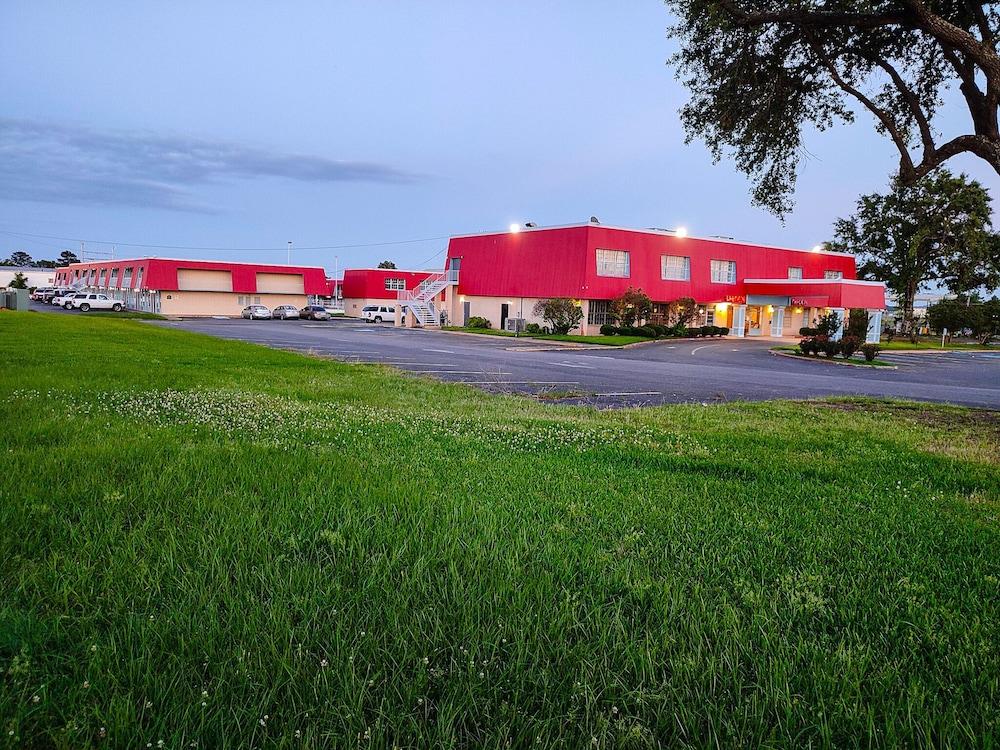 Clover Inn & Suites photo 12
