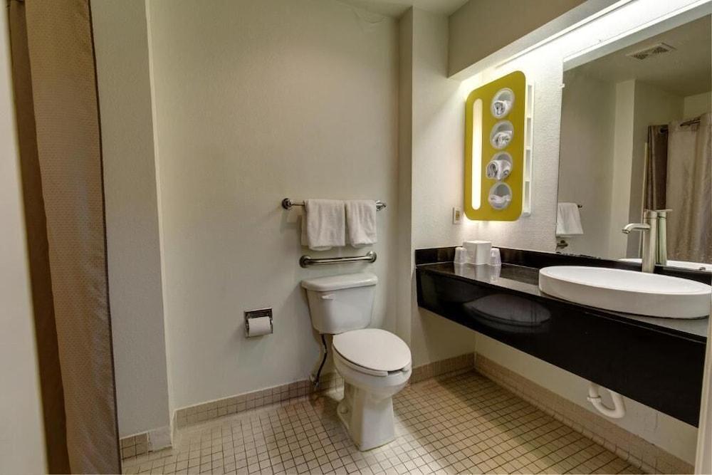 Executive Inn & Suites photo 11